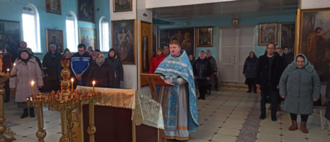 По окончании Божественной литургии иерей Вадим Грицков совершил молебен об исцелении болящих СПИДом